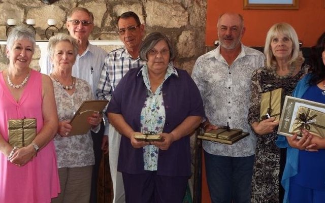 Fine & Country se groep presteerders, met voor vlnr Elmaré Rankin, Maria Claassen, Maryna Potgieter, Daniël Geldenhuys, Nelia Muller en Mienie Fourie. Agter vlnr is Kobie van Wyk (eienaar) en Hennie Austin.